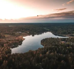 Vy över sjö och skog i Haninge med kvällsljus över landskapet, nära Talenoms kontor för redovisning och rådgivning till lokala företag.