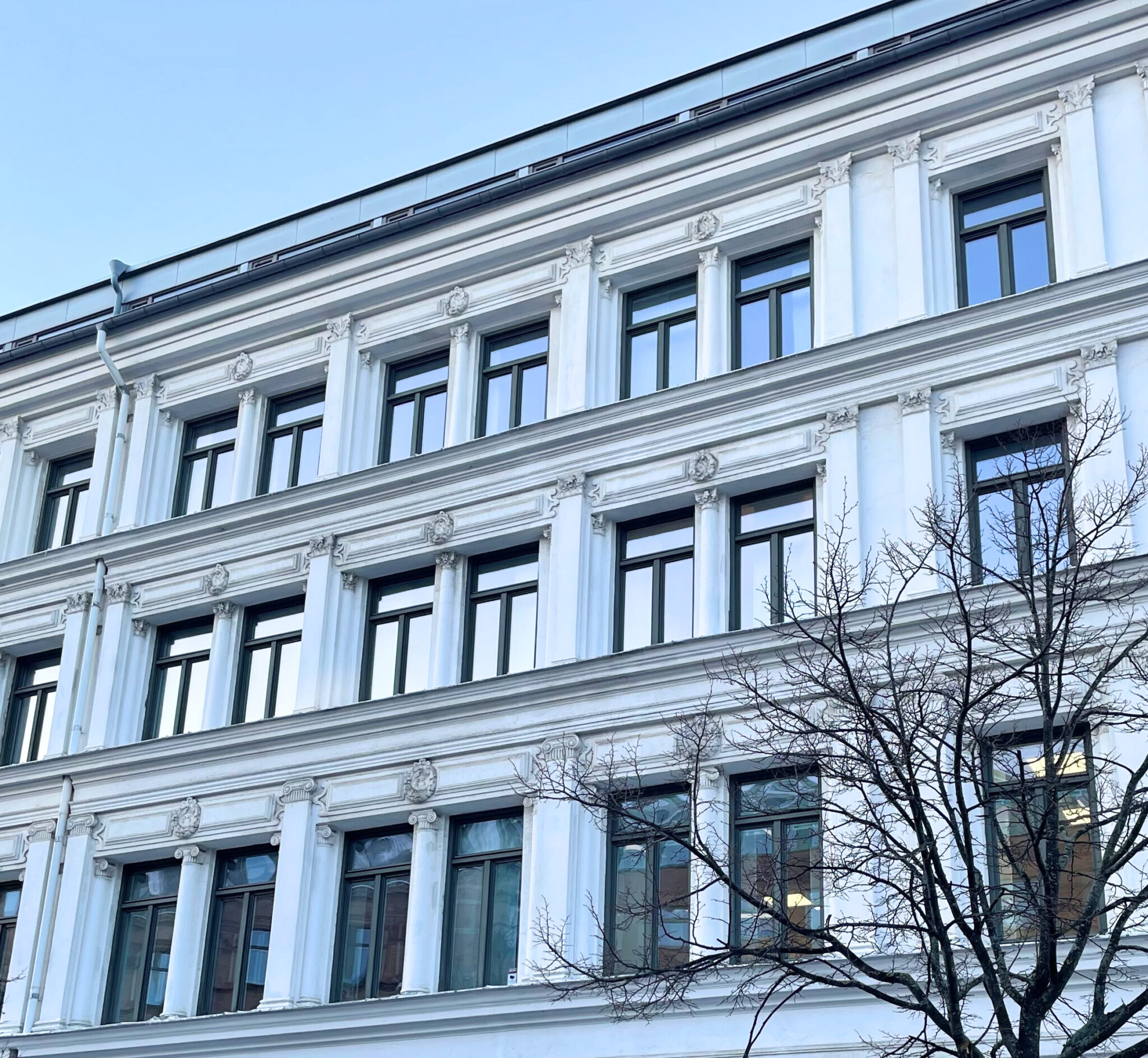 Fasad på en klassisk byggnad i centrala Malmö – här finns Talenoms kontor som erbjuder redovisning, löner och rådgivning till företag i regionen.