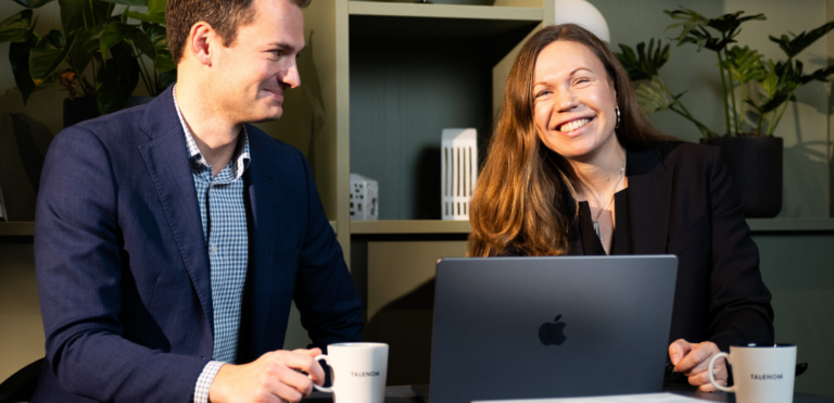 Talenoms Åsa Grönberg och Henric Holgersson. sitter tillsamamns vid ett bord